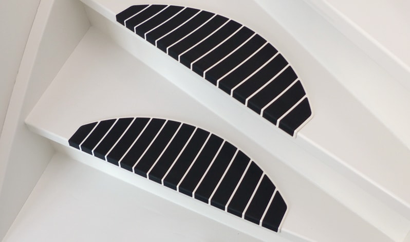 Doe voorzichtig premie Bekwaam Kunststof antislip trapmat Gebroken Wit – Zwart - Micostep Trapmatten