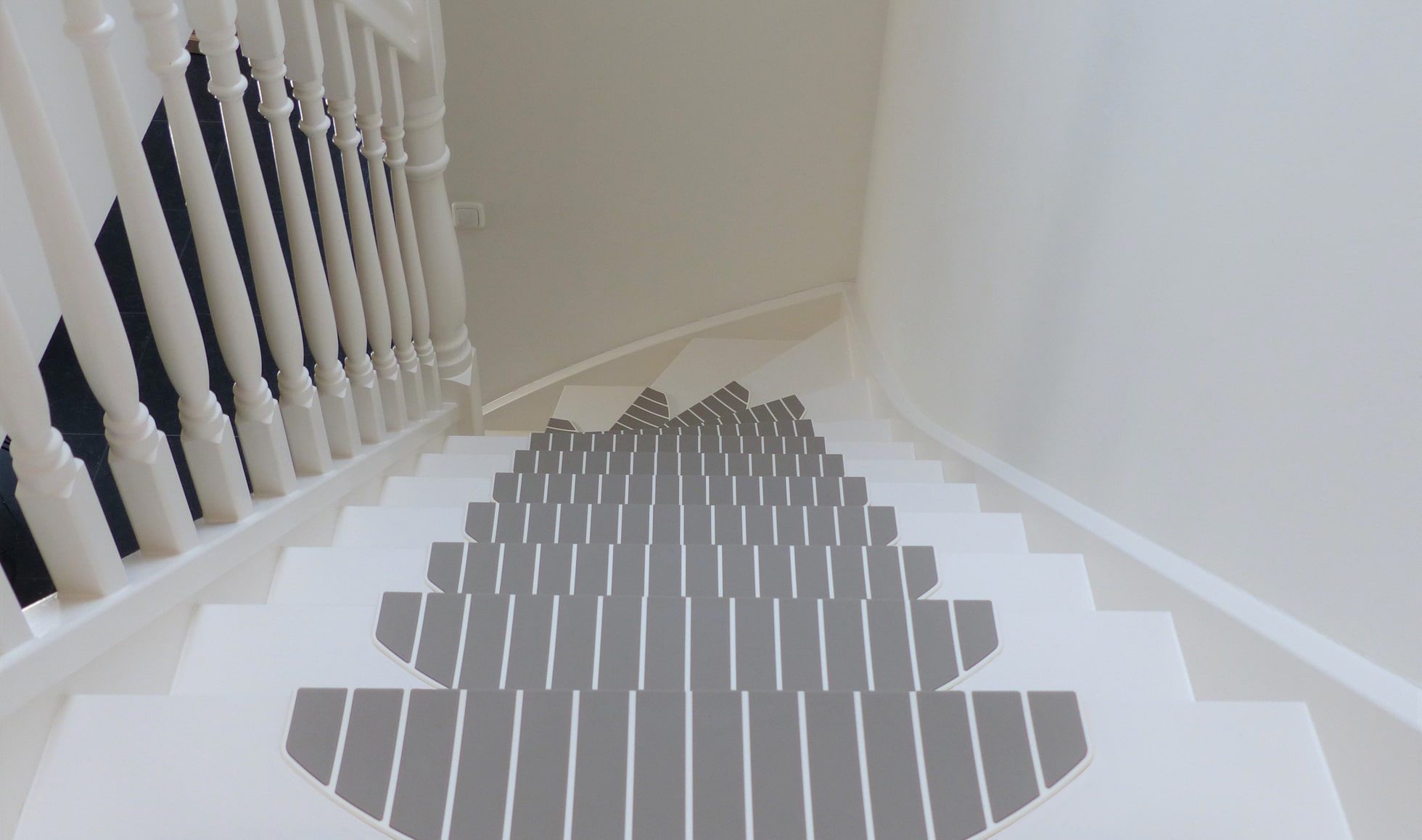 fenomeen Knuppel Verpersoonlijking Kunststof trapmat Gebroken Wit – Warm Taupe - Micostep Trapmatten